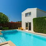 Beautiful Bruna With Jacuzzi In Villa Porec