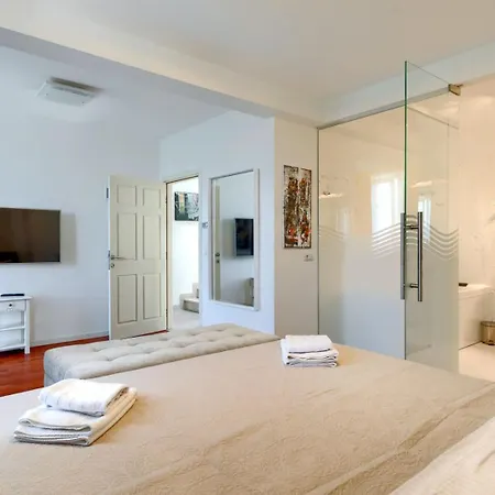 Beautiful Bruna With Jacuzzi In Пореч