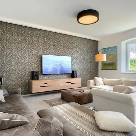 Beautiful Bruna With Jacuzzi In Poreč