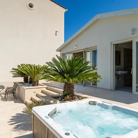 Beautiful Bruna With Jacuzzi In