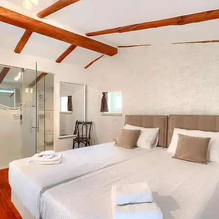 Beautiful Bruna With Jacuzzi In Пореч