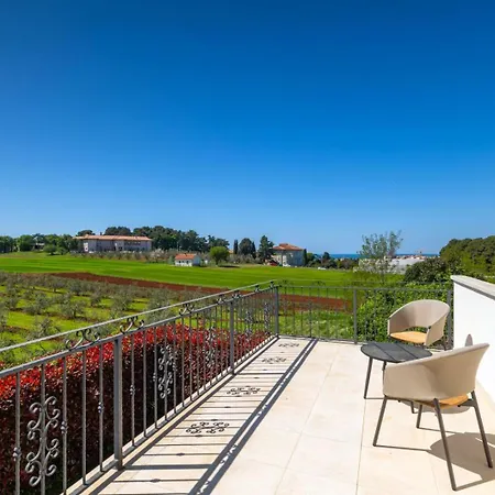 Beautiful Bruna With Jacuzzi In Пореч