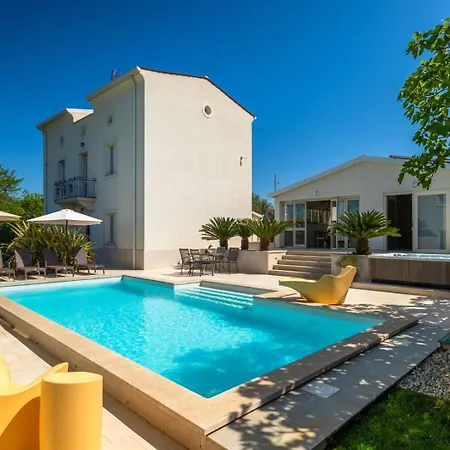 Villa Beautiful Bruna With Jacuzzi In