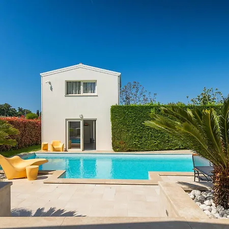 Beautiful Bruna With Jacuzzi In Poreč