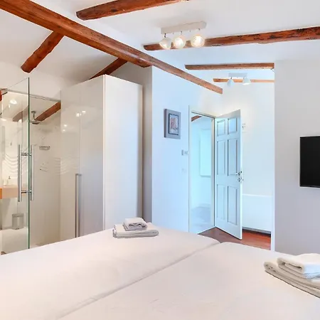 Beautiful Bruna With Jacuzzi In Villa