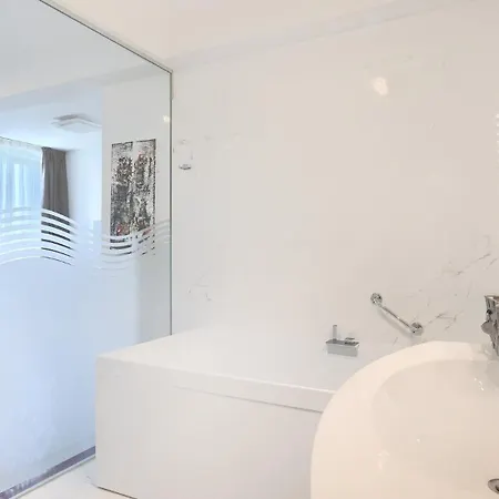 Beautiful Bruna With Jacuzzi In Villa *