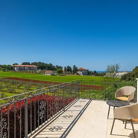 Beautiful Bruna With Jacuzzi In Villa *