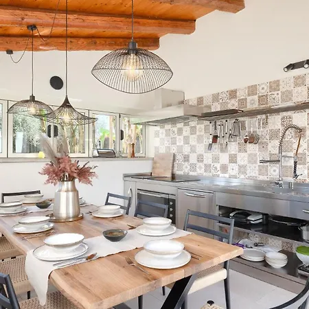 Beautiful Bruna With Jacuzzi In Villa