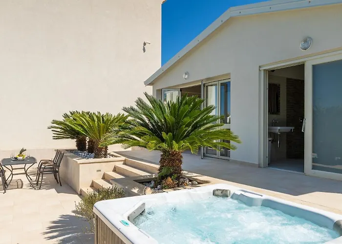 וילה Beautiful Bruna With Jacuzzi In פורץ