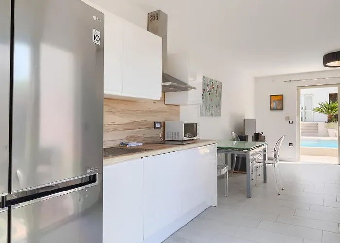 וילה Beautiful Bruna With Jacuzzi In פורץ