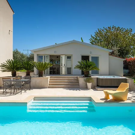 Beautiful Bruna With Jacuzzi In 波雷奇