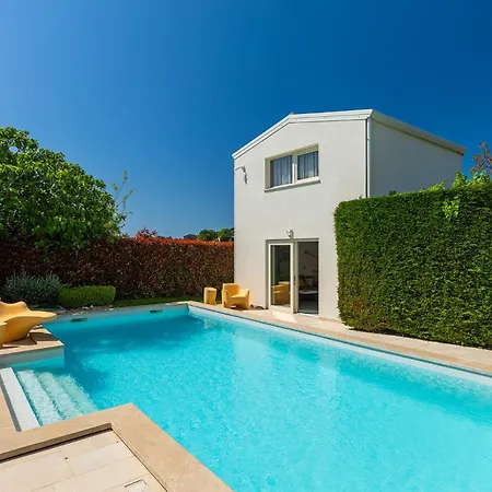 Villa Beautiful Bruna With Jacuzzi In *