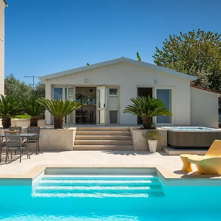 Beautiful Bruna With Jacuzzi In *