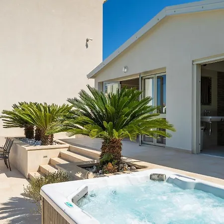 Villa Beautiful Bruna With Jacuzzi In Porec
