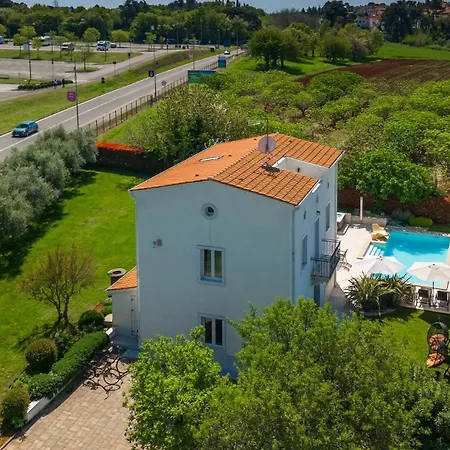Beautiful Bruna With Jacuzzi In Poreč
