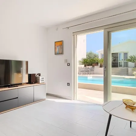 Beautiful Bruna With Jacuzzi In *