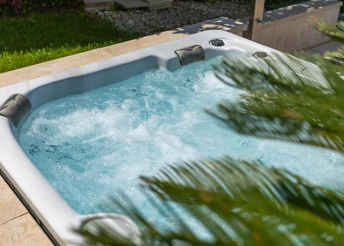 Beautiful Bruna With Jacuzzi In Villa *