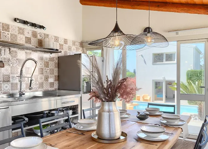 Beautiful Bruna With Jacuzzi In Poreč