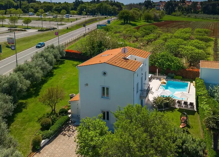 Beautiful Bruna With Jacuzzi In Poreč