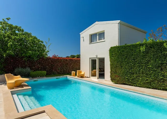 Beautiful Bruna With Jacuzzi In Villa Poreč