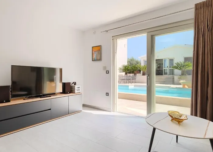 Beautiful Bruna With Jacuzzi In *