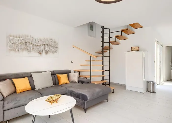 Beautiful Bruna With Jacuzzi In