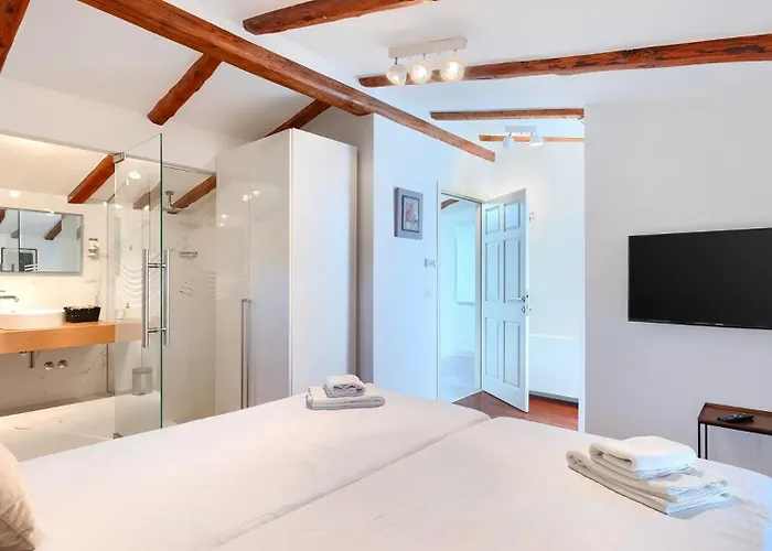 Beautiful Bruna With Jacuzzi In Villa