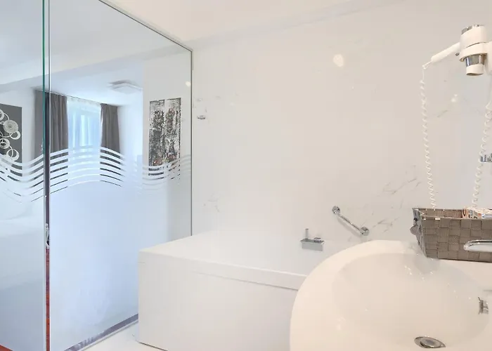 Beautiful Bruna With Jacuzzi In Villa *