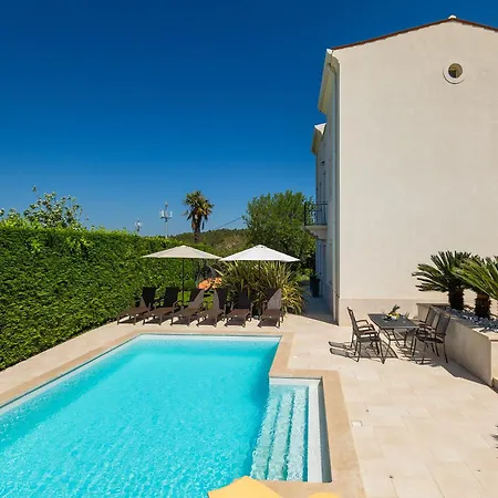 Vila Beautiful Bruna With Jacuzzi In *