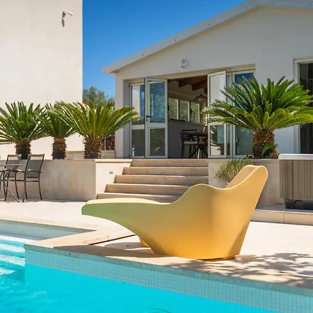 Vila Beautiful Bruna With Jacuzzi In