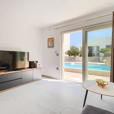 Vila Beautiful Bruna With Jacuzzi In *
