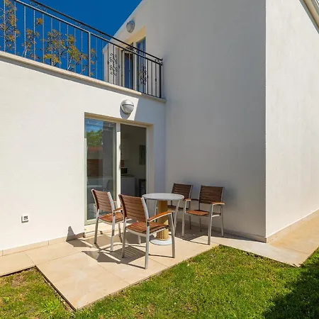 Vila Beautiful Bruna With Jacuzzi In *