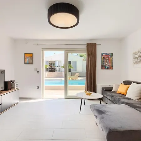 Vila Beautiful Bruna With Jacuzzi In *