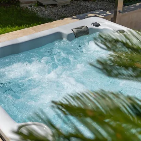 Beautiful Bruna With Jacuzzi In 别墅 *