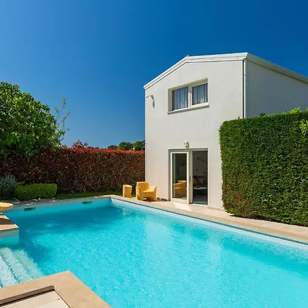 Beautiful Bruna With Jacuzzi In Villa Porec